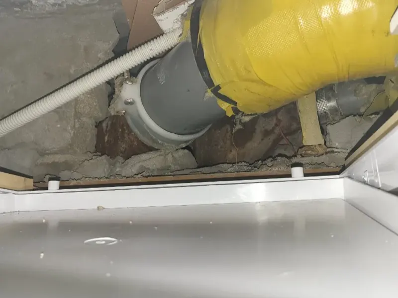 마산합포구 천장 점검구 안으로 보이는 배수관