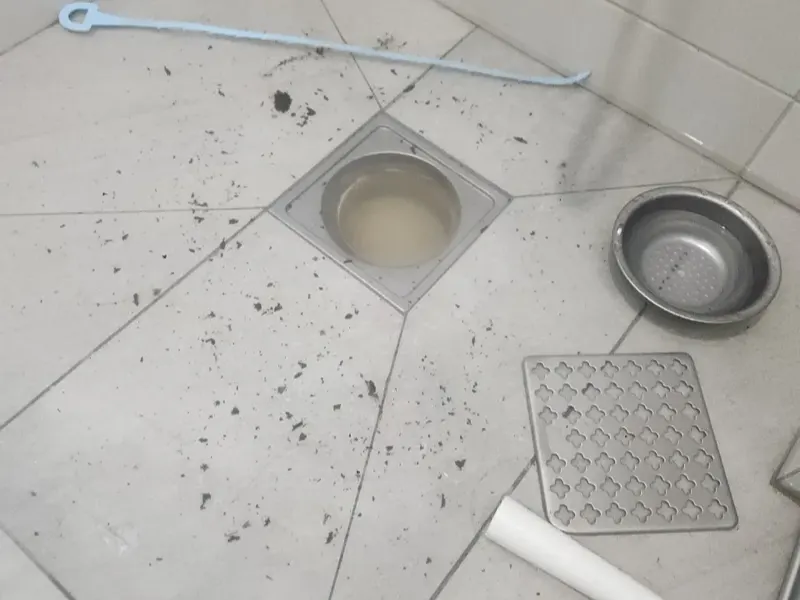 마산합포구 덮개를 들어낸 샤워실 배수구 주변의 머리카락 찌꺼기