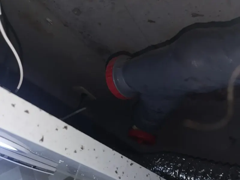 마산합포구 벽 안으로 이어지는 배수관 이음부
