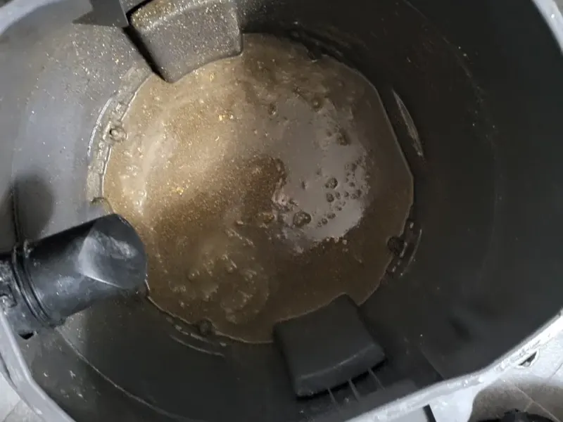 마산합포구 석션 장비 통에 빨려 나온 오수와 찌꺼기